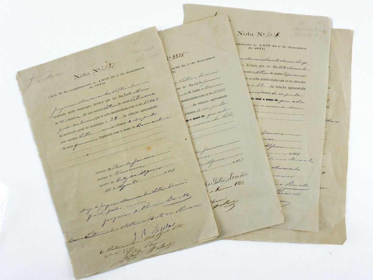 CONJUNTO DE ANTIGAS CERTIDÕES DE NASCIMENTO DE ESCRAVOS.