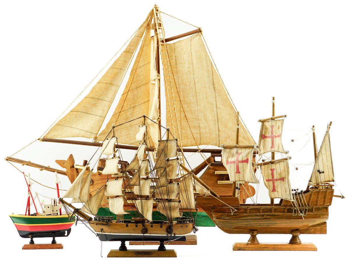 4 maquetes de barcos (em madeira)