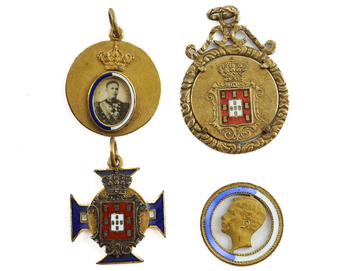 3 Medalhas de correntes de pescoço monárquicas