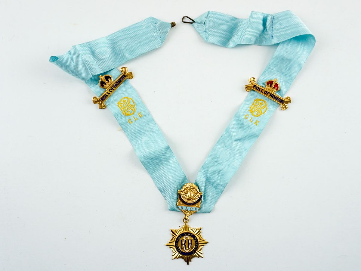 Colar e medalha honorífica da Royal Antediluvian Order of Buffaloes (R.A.O.B.) fundada em 1822