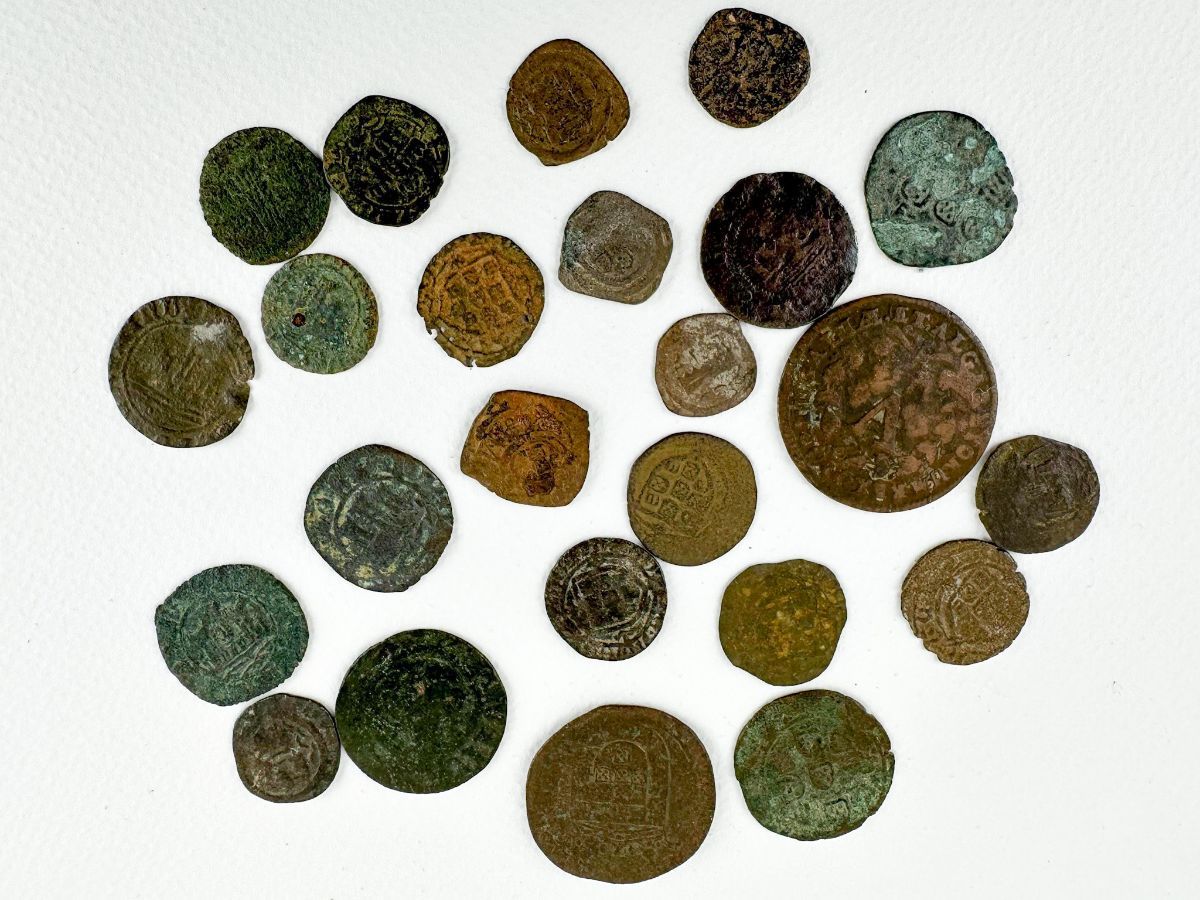 Coleção de 24 moedas bastante antigas de vários períodos da monarquia