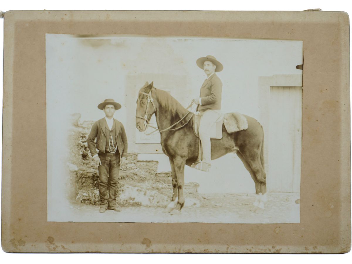 Homem a cavalo e seu palafreneiro. Algarve.