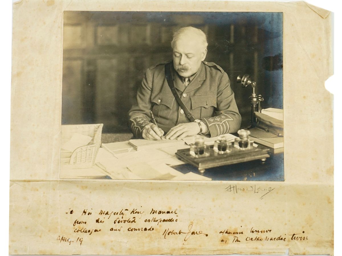 Fotografia de Sir Robert Jones dedicada a D. Manuel II